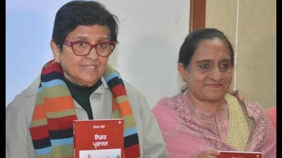 Former Puducherry LG Kiran Bedi during the launch of the Punjabi version of her book, ‘Fearless Governance’ at her alma mater Saroop Rani Government College in Amritsar on Saturday. (Sameer Sehgal/HT)