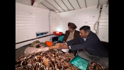 Joint secretary (agriculture) Priya Ranjan, met with fasting farmer leader Jagjit Singh Dallewal to extend the invite for February 14 meeting in Chandigarh. (HT) Joint secretary (agriculture) Priya Ranjan, met with fasting farmer leader Jagjit Singh Dallewal to extend the invite for February 14 meeting in Chandigarh. (HT)