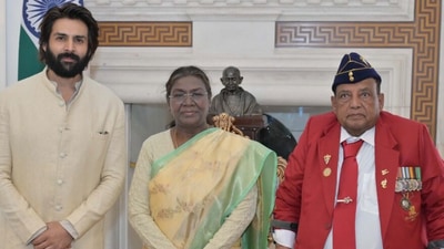 Kartik Aaryan posed for a photo with President Droupadi Murmu and Murlikant Petkar. Kartik Aaryan posed for a photo with President Droupadi Murmu and Murlikant Petkar.