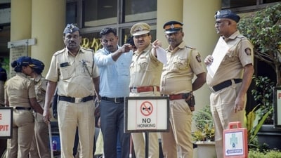 Saif Ali Khan attack case: Forensic team and police personnel at the site after an intruder attacked Actor Saif Ali Khan, at Satguru Sharan building, in Mumbai on Thursday. (Representative) (ANI) Saif Ali Khan attack case: Forensic team and police personnel at the site after an intruder attacked Actor Saif Ali Khan, at Satguru Sharan building, in Mumbai on Thursday. (Representative) (ANI)