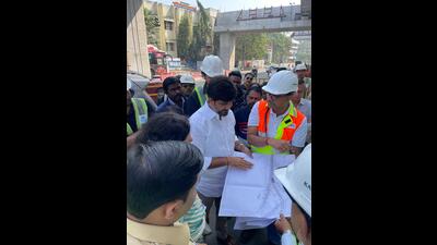 On Saturday, Shivajinagar MLA Siddharth Shirole met with the administration at Ganeshkhind Chowk for a review meeting and site visit. (HT PHOTO) On Saturday, Shivajinagar MLA Siddharth Shirole met with the administration at Ganeshkhind Chowk for a review meeting and site visit. (HT PHOTO)
