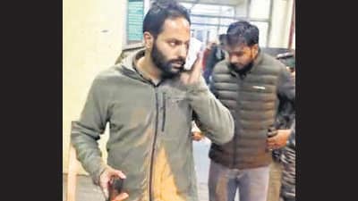 Sadar SHO inspector Harshveer Singh and (right) SI Tarsem Singh at civil hospital in Ludhiana on Saturday. (Hindustan Times)