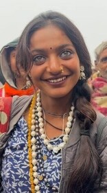 Necklace seller 'Monalisa'