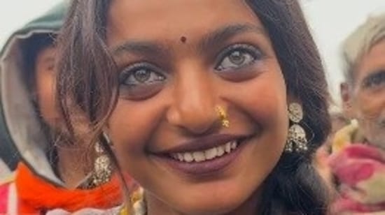 Necklace seller 'Monalisa'