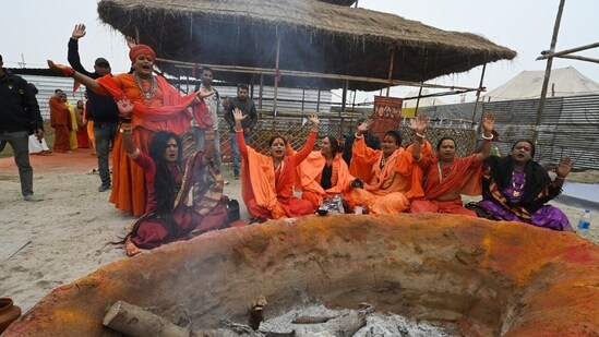 Devotees gathered at Triveni Sangam on Saturday to take a sacred bath at the Mahakumbh Mela despite Prayagraj being shrouded by a heavy fog.(Hindustan Times)
