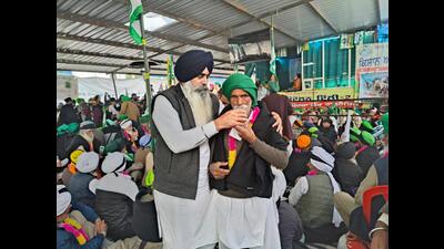 A group of 121 farmers, who sat on a fast-unto-death at the Khanauri protest site in solidarity with farmer leader Jagjit Singh Dallewal, ended their indefinite strike on Sunday after he took medical aid.