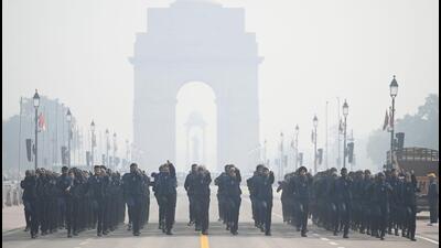 A light layer of smog at India Gate on Sunday. (Sanchit Khanna/HT Photo) A light layer of smog at India Gate on Sunday. (Sanchit Khanna/HT Photo)