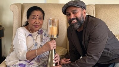Bosco Martis visited Asha Bhosle at her Mumbai home. Bosco Martis visited Asha Bhosle at her Mumbai home.