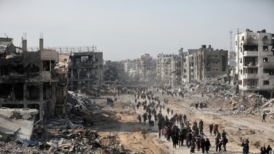 Displaced Palestinians walk past the rubble as they attempt to return to their homes, following a delay in the ceasefire between Israel and Hamas over the hostage list, in the northern Gaza Strip, January 19, 2025.&nbsp; (REUTERS/Dawoud Abu Alkas)
