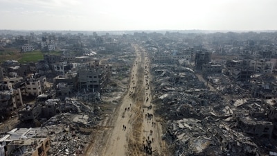 A drone view shows displaced Palestinians walking past the rubble as they attempt to return to their homes, amid a ceasefire between Israel and Hamas, in the northern Gaza Strip, January 19, 2025.&nbsp; (REUTERS/Mahmoud Al-Basos)