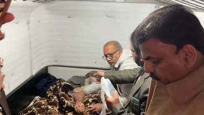 A team of government doctors is administering IV fluids to fasting farmer leader Jagjit Singh Dallewal. (HT Photo/Karam Prakash)