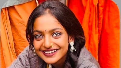 This necklace seller at the Mahakumbh Mela in Prayagraj is affectionately called as 'Monalisa'. She has gained popularity for her beautiful brown-grey toned eyes. Since a YouTube video featured her, many people at the Mela have been purchasing accessories at higher prices from her, seeking pictures with her. (X/@Monalisa_khumb) This necklace seller at the Mahakumbh Mela in Prayagraj is affectionately called as 'Monalisa'. She has gained popularity for her beautiful brown-grey toned eyes. Since a YouTube video featured her, many people at the Mela have been purchasing accessories at higher prices from her, seeking pictures with her. (X/@Monalisa_khumb)