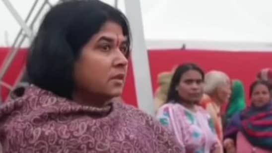 Sujata Jha, like many who lose their way or family members at the massively crowded Mahakumbh, had gotten separated from her family for over three hours. However, joy lit her face up when she spotted her family members while speaking to a reporter. This reunion was caught on camera and hence, became a popular Kumbh momemt.&nbsp;(Instagram/mewsinsta)