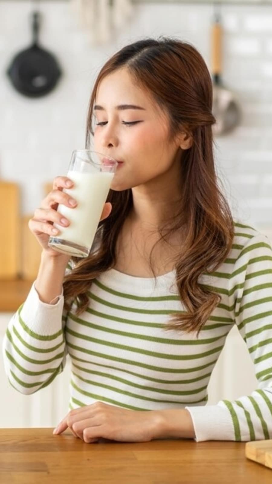 womandrinkmilk384
