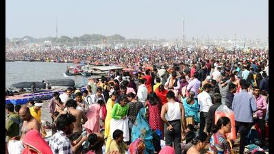Every day, lakhs of devotees from across the country and abroad are arriving in Prayagraj to take a holy dip at Sangam. (HT photo) Every day, lakhs of devotees from across the country and abroad are arriving in Prayagraj to take a holy dip at Sangam. (HT photo)