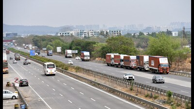 Girder installation work for a new bridge at km 58/500 (Dongargaon/Kusgaon) on the Mumbai-bound lane of the Yashwantrao Chavan Pune Mumbai Expressway is being carried out. (HT PHOTO)