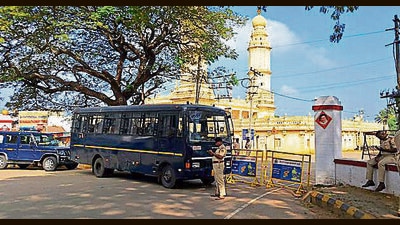 Police presence in Srirangapatna of Mandya district to maintain peace amid bandh called by farmers’ organisations on Monday. (HT Photo) Police presence in Srirangapatna of Mandya district to maintain peace amid bandh called by farmers’ organisations on Monday. (HT Photo)