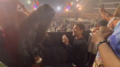 During Coldplay's Mumbai concert, a man proposed to his girlfriend in front of thousands (X/@aditi_bardia) During Coldplay's Mumbai concert, a man proposed to his girlfriend in front of thousands (X/@aditi_bardia)