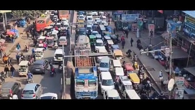 Traffic jam at a major intersection of Lucknow on Monday (Sourced)