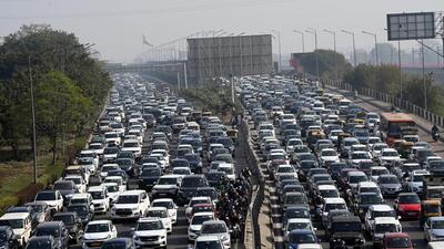 Traffic jam on NH 24, near the Yamuna. (Arvind Yadav/HT Photo) Traffic jam on NH 24, near the Yamuna. (Arvind Yadav/HT Photo)
