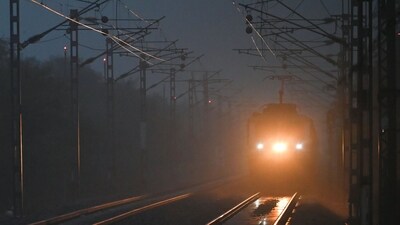 Train seen in morning fog and rain ar Dwarka , in New Delhi, India, on Thursday, January 16, 2025. (Vipin Kumar/ Hindustan Times) Train seen in morning fog and rain ar Dwarka , in New Delhi, India, on Thursday, January 16, 2025. (Vipin Kumar/ Hindustan Times)