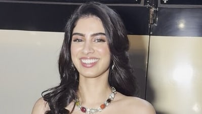 Khushi Kapoor's high glam look is worthy of taking style notes. (PC: Ashutosh Rai) Khushi Kapoor's high glam look is worthy of taking style notes. (PC: Ashutosh Rai)