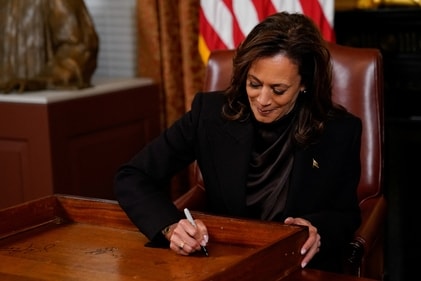 U.S. Vice President Kamala Harris signs the interior of the center drawer of her desk, as part of a longstanding tradition, in the Vice President’s Ceremonial Office in the Eisenhower Executive Office Building at the White House in Washington, U.S., January 16, 2025. REUTERS/Elizabeth Frantz (REUTERS)