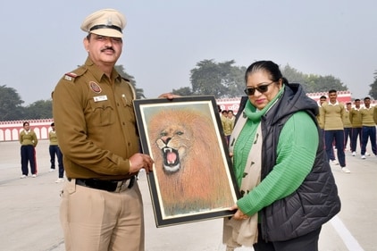 Solanki gifted a stunning lion painting to the Special CP, SPUWAC, Chaya Sharma Solanki gifted a stunning lion painting to the Special CP, SPUWAC, Chaya Sharma