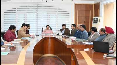 Mayor Inderjit Kaur addressing a meeting at MC Zone D office in Sarabha Nagar, Ludhiana, on Tuesday. (HT Photo) Mayor Inderjit Kaur addressing a meeting at MC Zone D office in Sarabha Nagar, Ludhiana, on Tuesday. (HT Photo)