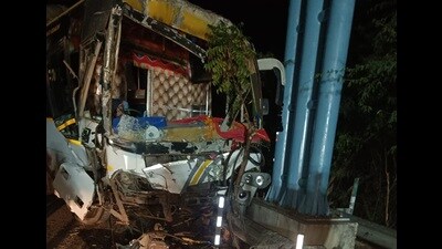 One of the damaged buses on Yamuna Expressway (HT Photo)