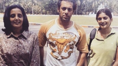 Sudha Kongara posted an old picture with Mano Akkineni and Salman Khan. Sudha Kongara posted an old picture with Mano Akkineni and Salman Khan.