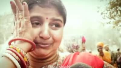 A viral video from Maha Kumbh showed a crying daughter-in-law searching for her missing mother-in-law. (Instagram/apna_bihar22) A viral video from Maha Kumbh showed a crying daughter-in-law searching for her missing mother-in-law. (Instagram/apna_bihar22)