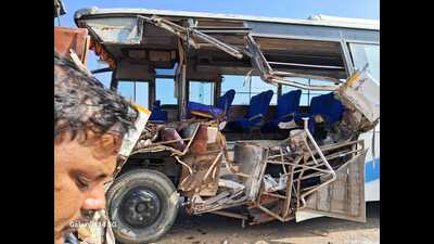 The damaged bus (HT PHOTO) The damaged bus (HT PHOTO)