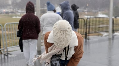 The Houston National Weather Service office reported expanding sleet and snow showers, warning drivers to avoid the roads as they would intensify overnight. (REUTERS/Jeenah Moon)