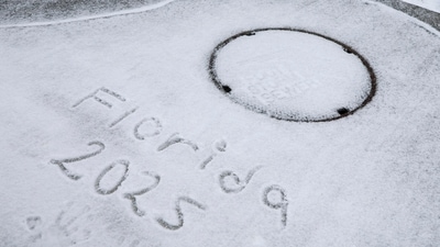 Heavy snow falls onto the street on Tuesday, Jan. 21, 2025 in Pensacola, Fla.  (Luis Santana /Tampa Bay Times via AP) (AP)