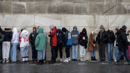 People hide away during cold weather as they visit the National Mall a day before U.S. President-elect Donald Trump is scheduled to be inaugurated for a second term, in Washington, U.S.,&nbsp;(REUTERS)