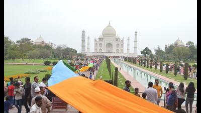 1640 metres ‘chadar’ to be offered at grave of Shah Jahan on third day of Urs. (Sourced) 1640 metres ‘chadar’ to be offered at grave of Shah Jahan on third day of Urs. (Sourced)