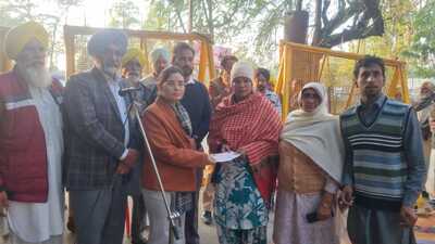 Bathinda additional deputy commissioner Poonam Singh hands over a compensation cheque of  ₹8 lakh to the widow of an accident  victim on Wednesday. (HT Photo)