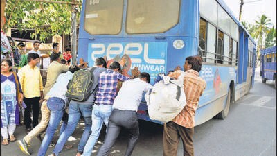 Despite the promise of new buses, data reveals that the PMPML operates a fleet of around 1,800 buses but on any given day, 300 to 400 buses are out of service either due to maintenance or repairs. (REPRESENTATIVE PHOTO) Despite the promise of new buses, data reveals that the PMPML operates a fleet of around 1,800 buses but on any given day, 300 to 400 buses are out of service either due to maintenance or repairs. (REPRESENTATIVE PHOTO)