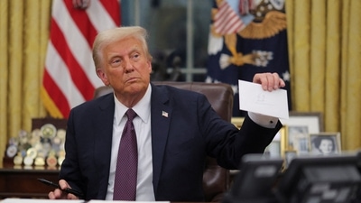 U.S. President Donald Trump holds former United States President Joe Biden's letter on the day he signs documents as he issues executive orders and pardons for January 6 defendants in the Oval Office at the White House on Inauguration Day in Washington, U.S., January 20, 2025.  REUTERS/Carlos Barria (REUTERS)