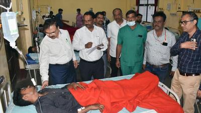 Haveri deputy commissioner Vijay Danamannavar and directors of KIMS meet the injured in Hubballi on Wednesday. (HT photo) Haveri deputy commissioner Vijay Danamannavar and directors of KIMS meet the injured in Hubballi on Wednesday. (HT photo)