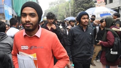 JEE Main 2025 day 1 in pics: Documents required include print copy of the admit card (all pages, on A4-size paper and preferably on colour), photograph (same as the one used in the application form), a valid, original photo ID and other prescribed documents. (Santosh Kumar)