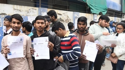 JEE Main 2025 day 1 in pics: &nbsp;Aspirants stand in queue for appearing in the second shift of the JEE Mains exam 2025 at an examination centre at Patliputra in Patna. (Santosh Kumar)
