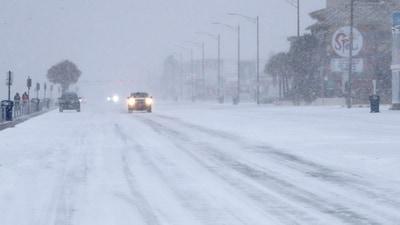 Drivers slowly make their way along Seawall Boulevard in Galveston, Texas during a snowstorm Tuesday, Jan. 21, 2025. (Jennifer Reynolds/The Galveston County Daily News via AP) (AP) Drivers slowly make their way along Seawall Boulevard in Galveston, Texas during a snowstorm Tuesday, Jan. 21, 2025. (Jennifer Reynolds/The Galveston County Daily News via AP) (AP)