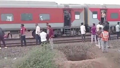 According to officials, a chain pulling incident took place on Pushpak Express due to a rumour of fire on board around 5 pm between Maheji and Pardhade stations. According to officials, a chain pulling incident took place on Pushpak Express due to a rumour of fire on board around 5 pm between Maheji and Pardhade stations.