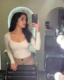 Shraddha Kapoor, father Shakti Kapoor, buy a luxury apartment in Mumbai for ₹6.2 crore (HT Files) Shraddha Kapoor, father Shakti Kapoor, buy a luxury apartment in Mumbai for ₹6.2 crore (HT Files)