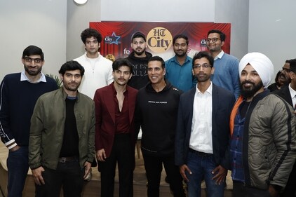 Winners of SITC contest with Veer Pahariya and Akshay Kumar. (Shantanu Bhattacharya / HT)