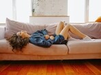Lying down can worsen heartburn because it makes it easier for stomach acid to flow back into the esophagus. Lying down can worsen heartburn because it makes it easier for stomach acid to flow back into the esophagus.