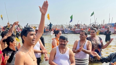 Poet Kumar Vishwas along with Uttar Pradesh minister Nand Gopal Gupta takes a holy dip at Triveni Sangam during the ongoing Mahakumbh Mela in Prayagraj on Tuesday. (Nitin Sharma/Hindustan Times) Poet Kumar Vishwas along with Uttar Pradesh minister Nand Gopal Gupta takes a holy dip at Triveni Sangam during the ongoing Mahakumbh Mela in Prayagraj on Tuesday. (Nitin Sharma/Hindustan Times)