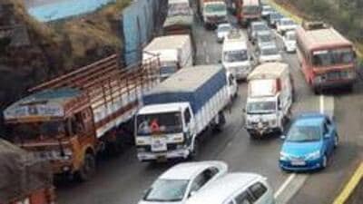 According to Maharashtra State Road Development Corporation officials, the route on Pune-Mumbai Expressway is expected to be opened to traffic by June this year. ((PIC FOR REPRESENTATION)) According to Maharashtra State Road Development Corporation officials, the route on Pune-Mumbai Expressway is expected to be opened to traffic by June this year. ((PIC FOR REPRESENTATION))